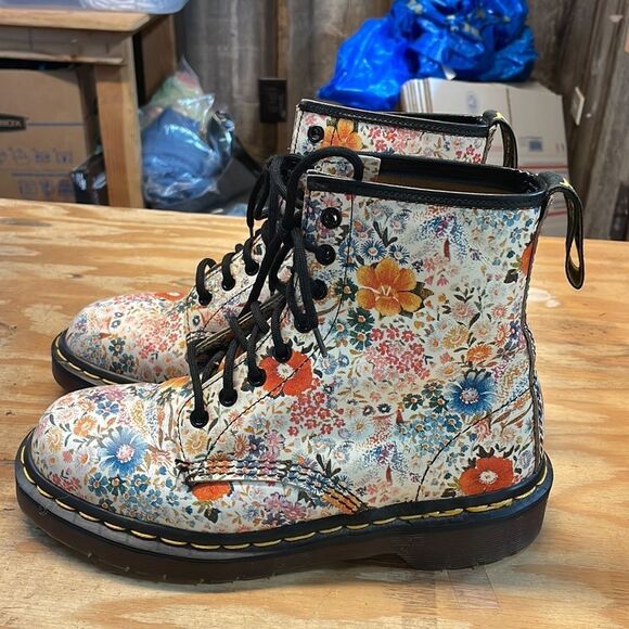 Dr Martens White Meadow Floral Boots in a size 8 - Picture 5 of 16